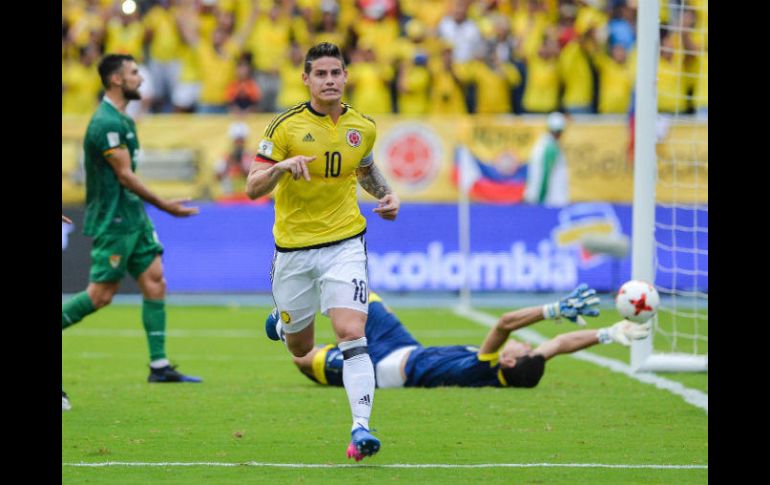 James vence al portero colombiano en la recta final del encuentro. AFP / L. Robayo