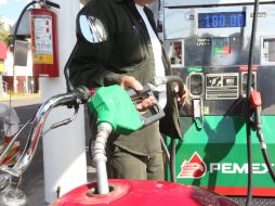En las siete zonas de la frontera el precio mínimo de la gasolina Magna será de 15.21 pesos y la Premium de 16.96 pesos. EL INFORMADOR / ARCHIVO