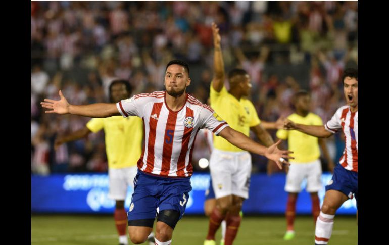 Bruno Valdéz, de América, anota uno de los tantos de Paraguay. AFP / B. Duarte