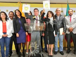 Padierna y Mayans presentan las constancias como coordinadora y vicecoordinador. TWITTER / @PRDMexico