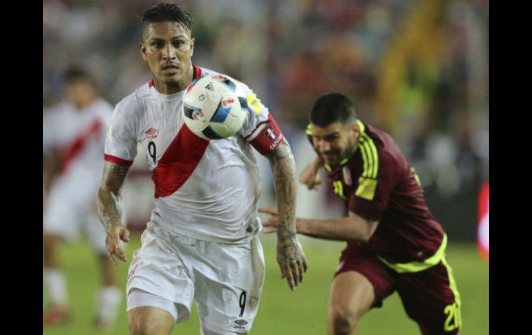 Paolo Guerrero igualó el marcador para Perú al minuto 64 con un testarazo. AP / F. Llano