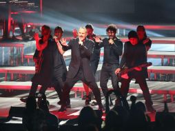 Desde los primeros minutos, Miguel Bosé aprovechó para bailar y poner de pie a los asistentes. EL INFORMADOR / G. Gallo