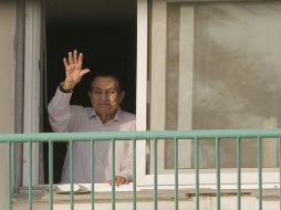 Foto de archivo que muestra a Hosni Mubarak saludando a sus seguidores desde la ventana del hospital militar de Maadi. AP / A. Nabil