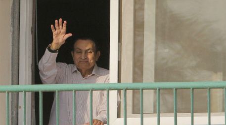 Foto de archivo que muestra a Hosni Mubarak saludando a sus seguidores desde la ventana del hospital militar de Maadi. AP / A. Nabil