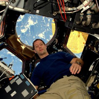 Nueva caminata espacial de dos astronautas de la EEI