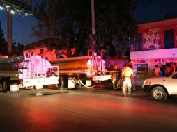 Los trabajos de los bomberos fueron dificultados por un hombre agresivo que decía que él podría apagar el incendio a cubetazos. ESPECIAL / Bomberos Zapopan