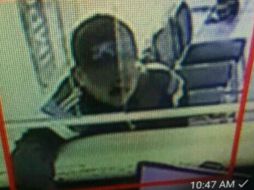 Tras obtener los billetes, los sujetos salen y escapan en un automóvil Chevrolet Chevy en color arena. ESPECIAL /