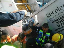 El accidente ocasiona al hombre un paro cardiorespiratorio. Luego de liberarlo, lo trasladan a la Cruz Verde. ESPECIAL / Bomberos de Zapopan