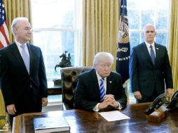 Trump y Ryan decidieron retirar el proyecto de ley para evitar que fracasara en el pleno de la Cámara. EFE / O. Douliery