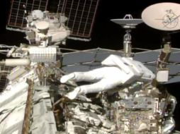 Los astronautas Pesquet y Kimbrough estuvieron seis horas y 34 minutos en el espacio exterior. AFP / J. Romero