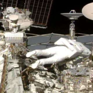 Astronautas culminan con éxito caminata espacial