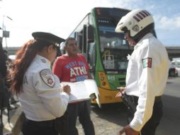 Durante el operativo se sancionaron a 52 unidades del transporte público que transitan por la zona. EL INFORMADOR / F. Atilano