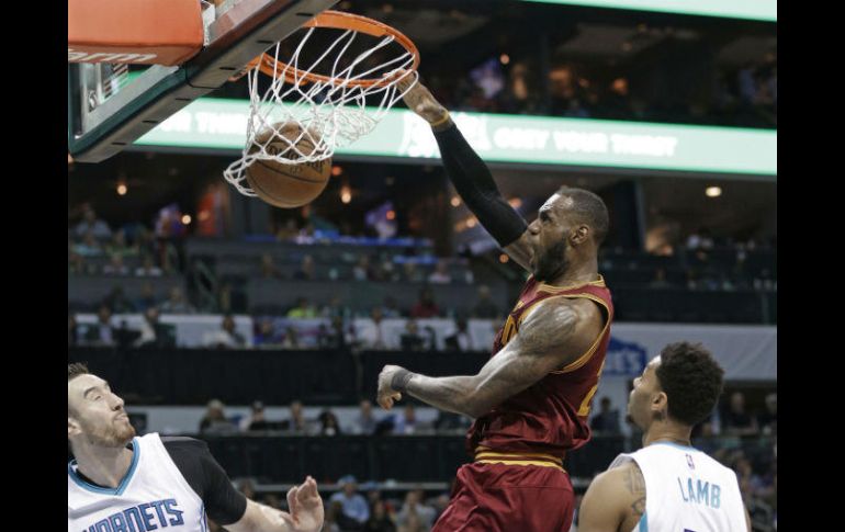 LeBron James clava el balón durante el partido de ayer entre losCavaliers de Cleveland y los Hornets de Charlotte. AP / C. Burton