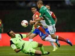'Chicharito' madrugó a Keylor Navas y marcó el primer gol de los tricolores, el 46 de Javier Hernández con la camiseta verde. AFP /  A. Estrella