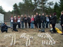 Familiares y amigos de las víctimas formaron con velas el número de víctimas. AFP / B. Langlois