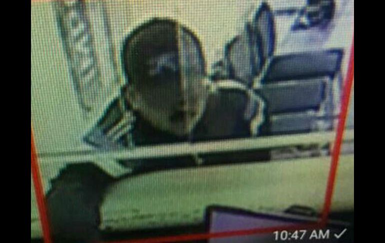 Uno de los ladrones arrebató los billetes al cajero. EL INFORMADOR /