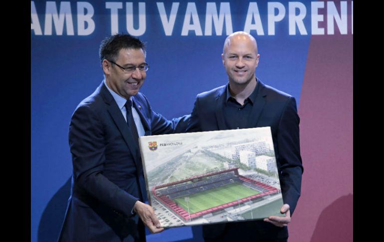 El presidente blaugrana, Josep Maria Bartolomeu (I) con Jordi Cruyff (D), hijo del genio holandés. EFE / S. Sáez
