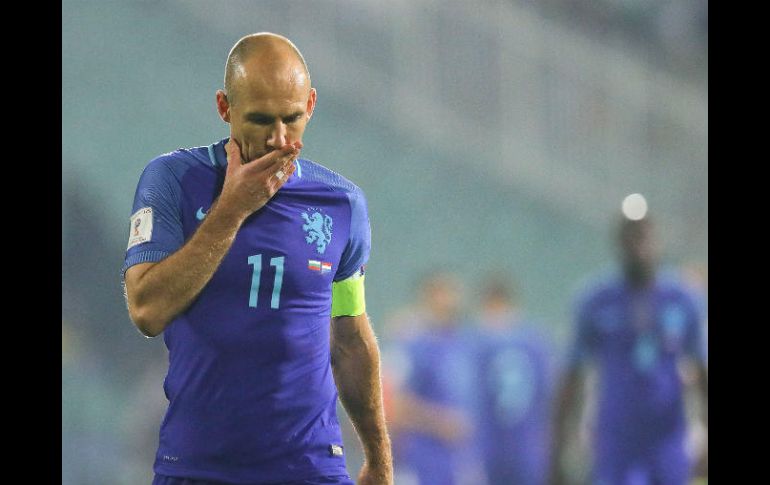 Arjen Robben lamenta el tropiezo de esta noche en Sofía. AP / V. Ghirda