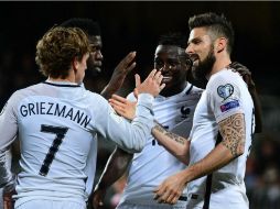 Giroud (D) pasa un momento difícil con el Arsenal, pero brilla con su Selección. AFP / E. Dunand