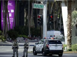 Agentes policiales se encuentran sobre el terreno para tratar de resolver la situación. AP / J. Locher