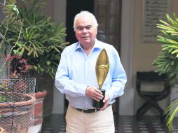 En sus manos sostiene un boceto de 'La Escultura de la Paz' también conocida como “La Paloma de la Paz” que se encuentra en Cuernavaca. EL INFORMADOR / R. Tamayo