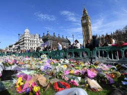 Ciudadanos dejan flores en el Puente de Westminster en honor a las víctimas del ataque terrorista. AFP / D. Leal