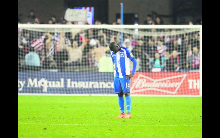 Apenado y desilucionado. El gesto de Boniek García resume la goleada que recibió Honduras ante EU. AP /