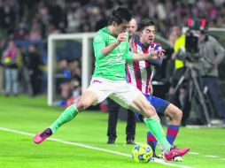 Se jugó fuerte. El leonés Ignacio González empuja al rojiblanco Rodolfo Pizarro. MEXSPORT /