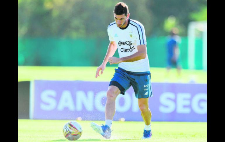 Lucas Alario entrena con la Selección de Argentina en Buenos Aires, con miras al partido eliminatorio del martes en La Paz. AFP /