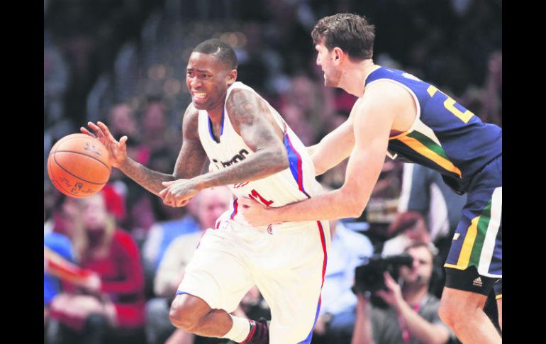 Jamal Crawford (izq.) tuvo que ser detenido varias veces por la defensa del Jazz, que le permitió 28 puntos en su encuentro de ayer. AP / D. Moloshok