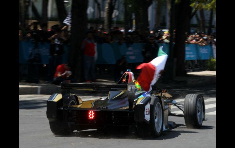 El regiomontano tuvo que pasar en diversas ocasiones a una pequeña zona de revisión para conversar con su TECHEETAH. EFE / A. Cruz