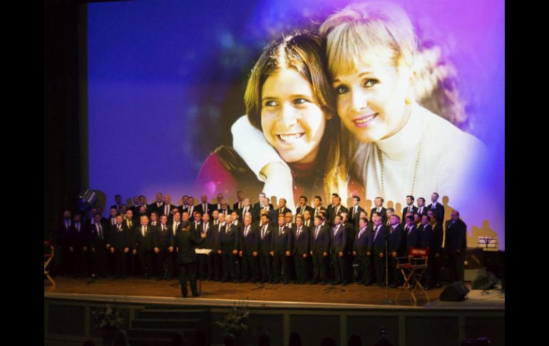 Proyectaron un foto-montaje compuesto de imágenes que retratan las carreras y momentos importantes de la vida de las actrices. AP / W. Sanjuan