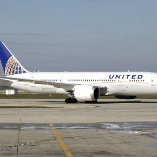 United Airlines niega ingreso a vuelo por usar mallas