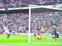 El atacante inglés Jermain Defoe (#9) remata para abrir el marcador y encaminar a su Selección a una cómoda victoria ante Lituania. AFP /