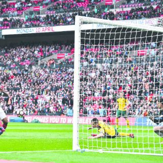 Inglaterra se mantiene invicto