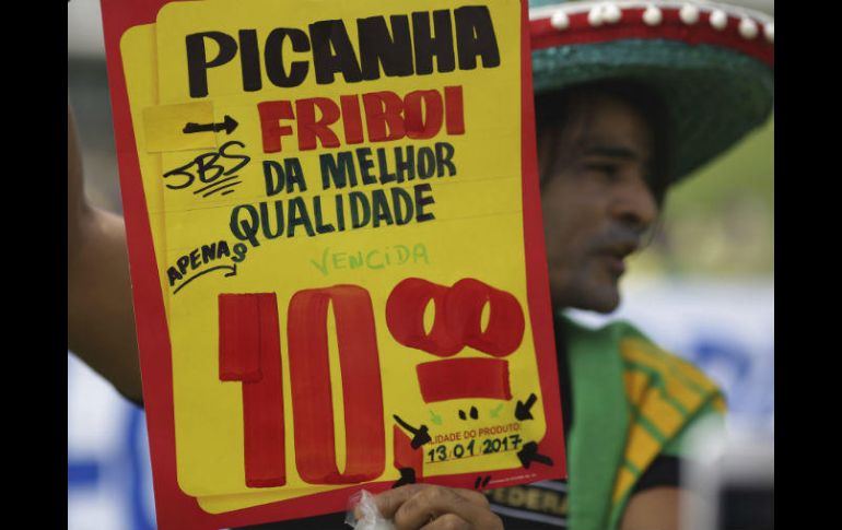 Un vendedor de carne brasileño ofrece sus productos a las afueras de un mercado. AP / E. Peres