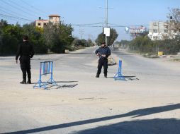 El palestino llegó al cruce con un destornillador, y en cierto momento se aproximó a uno de los soldados y trató de clavárselo. EFE / M. Saber