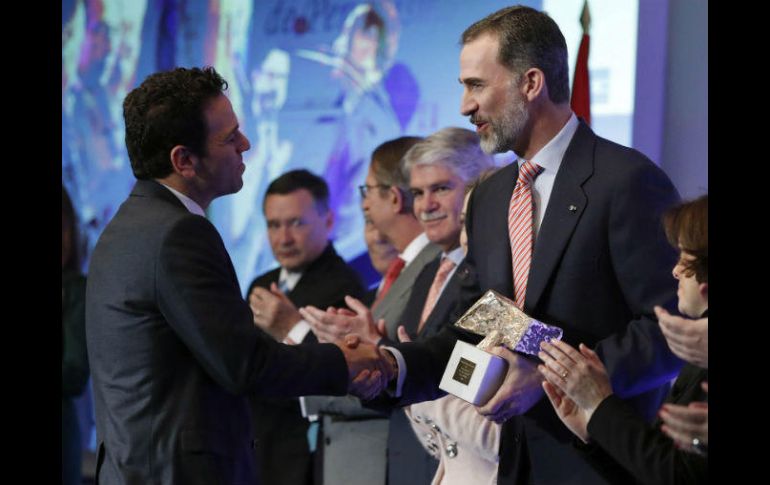 El rey Felipe VI entrega el Premio de Televisión a Carlos Loret de Mola, por el programa 'Éxodo', emitido en el programa 'Despierta'. EFE / C. Moya
