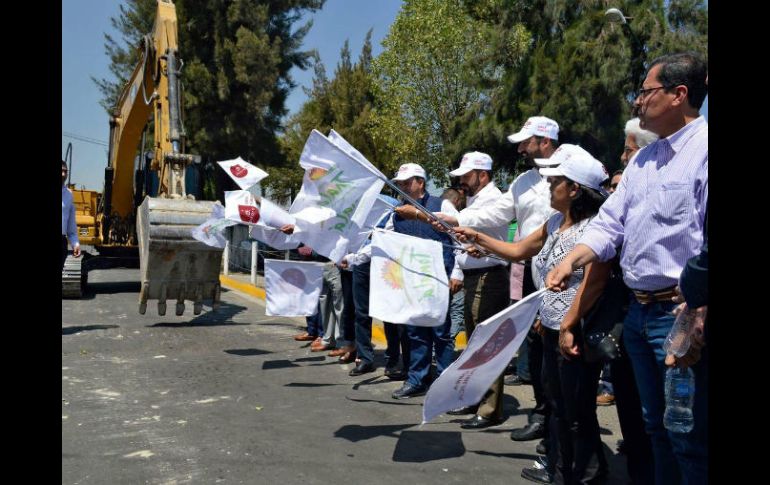 El secretario estatal y presidente municipal Sergio Chávez dan el banderazo de salida a las máquinas que trabajarán en la obra. TWITTER / @SergioChavez_D