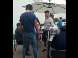 Usuarios de Twitter difundieron un video en el que puede verse la agresión contra una pareja de novios. TWITTER / @Jorge_Carricart