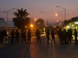 Policías resguardan la entrada al penal de Cadereyta. AFP / J. Aguilar