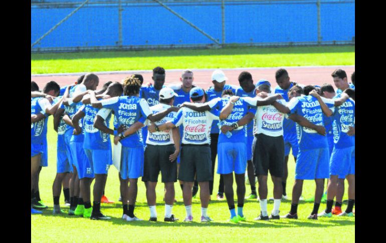 Los jugadores de Honduras cerraron filas para intentar hoy vencer a Costa Rica, y de paso volver a soñar con Rusia 2018. AFP /