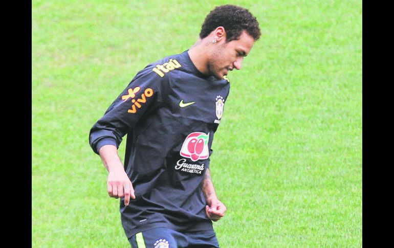 El habilidoso goleador brasileño portará el gafete de capitán frente a Paraguay. EFE /