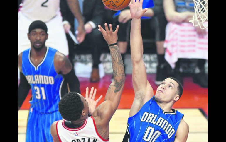 La figura. DeMar DeRozan (#10) pelea un balón con Aaron Gordon, durante el partido de ayer entre los Raptors y Orlando. EFE / W. Toda
