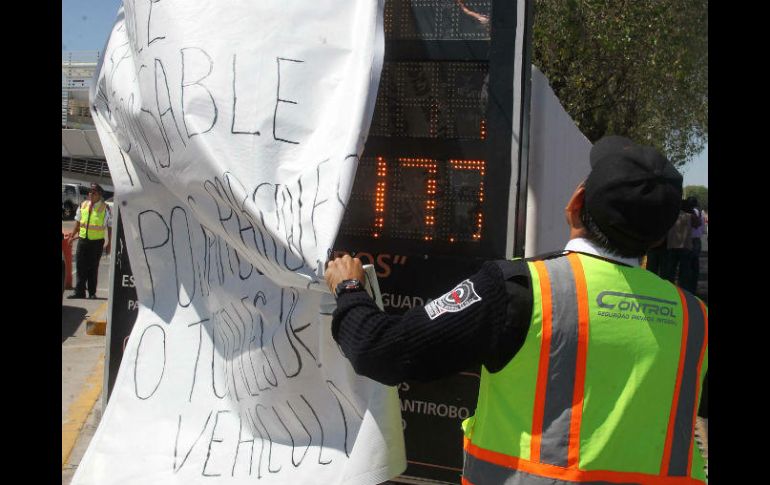 Uno de los mensajes que ejidatarios mantenían en el estacionamiento, previo a que un juez dictara su abandono. EL INFORMADOR / M. Vargas