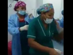 Pusieron música en el quirófano y bailaron ante la paciente, cuyo cuerpo en la camilla tenía las sábanas levantadas. FACEBOOK / Qhubo Cartagena