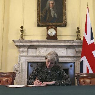 Theresa May firma la carta que iniciará el 'Brexit'