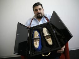 Vietr señala que son los primero zapatos en el mundo realizados en oro de 24 quilates. AFP / M. Bertorello
