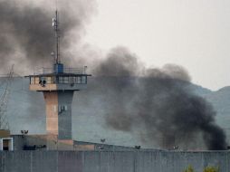 Se pidió apoyo al Cuerpo de Bomberos ya que otra vez los internos incendiaron diversos objetos. SUN / E. Vásquez