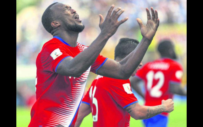 Respiro. Kendall Waston, de Costa Rica, festeja su gol que significó el empate ayer ante Honduras. AFP /